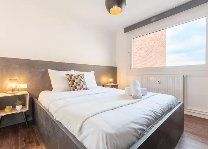 Hypercentre: Apartment Near Station With Parking